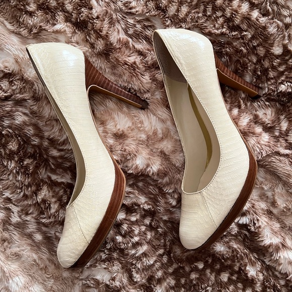 Lauren Ralph Lauren cream croc embossed pumps - Picture 2 of 6